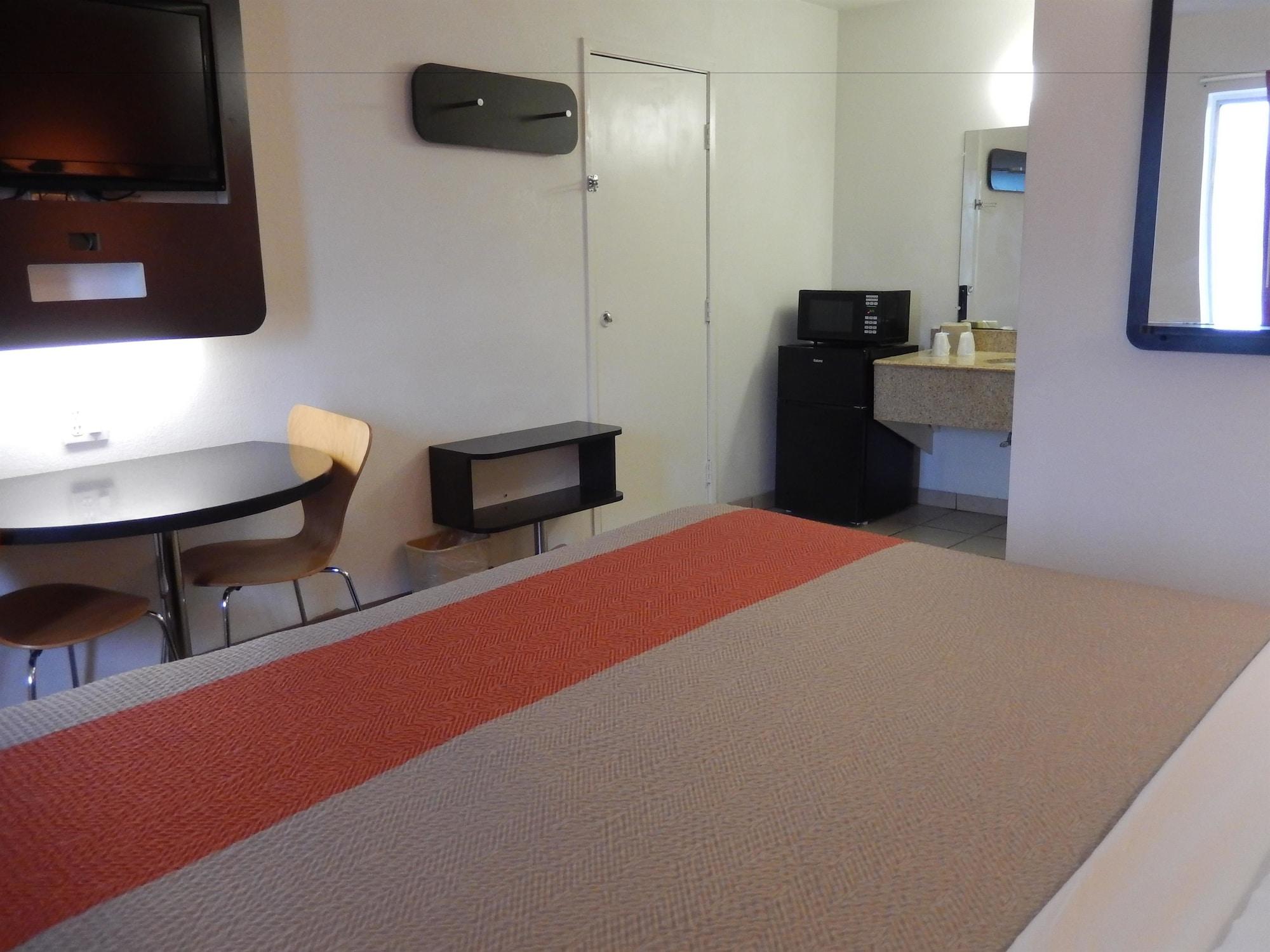 Motel 6-Clute, Tx Bagian luar foto