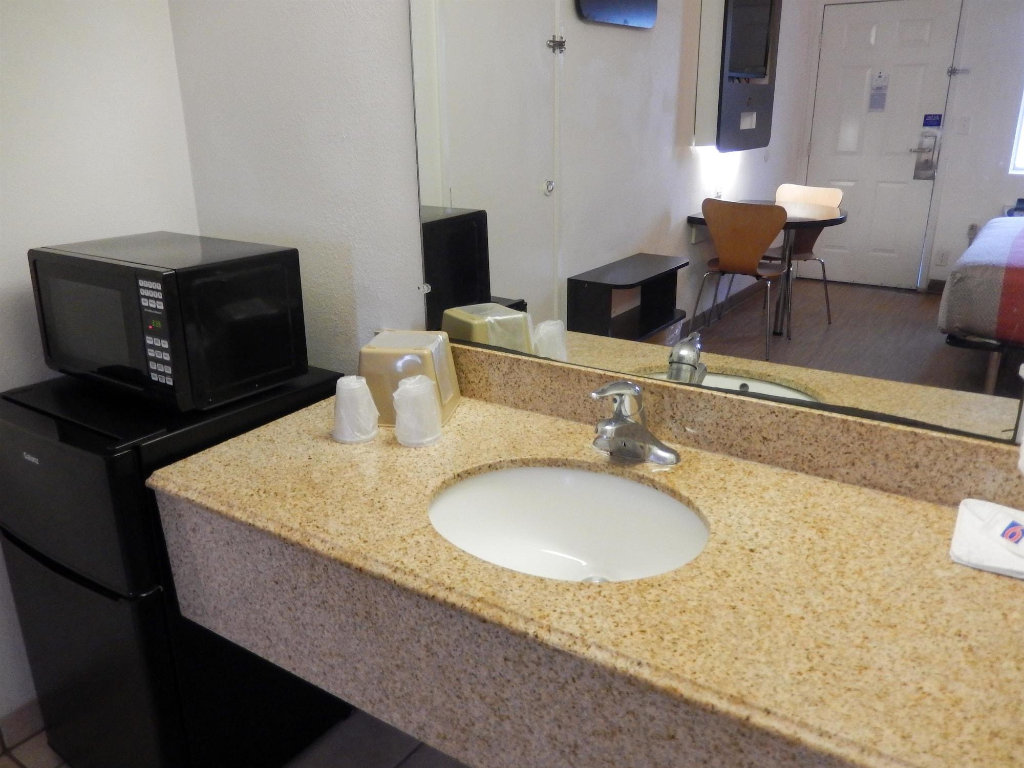 Motel 6-Clute, Tx Bagian luar foto