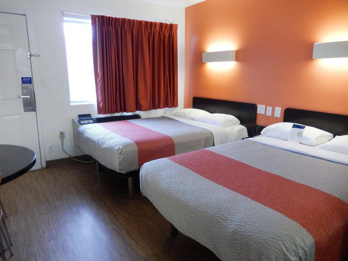 Motel 6-Clute, Tx Bagian luar foto