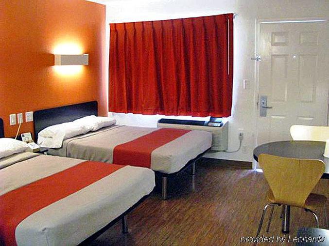Motel 6-Clute, Tx Bagian luar foto