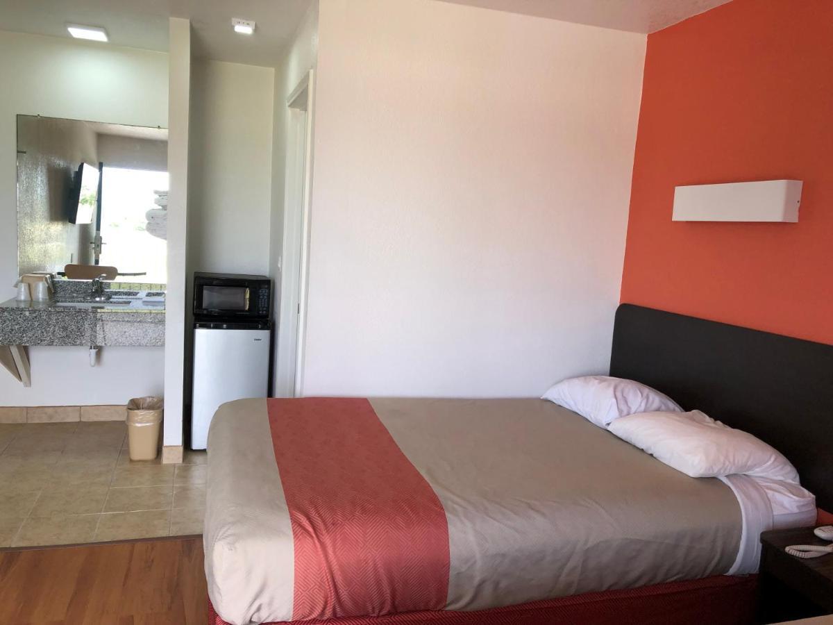 Motel 6-Clute, Tx Bagian luar foto