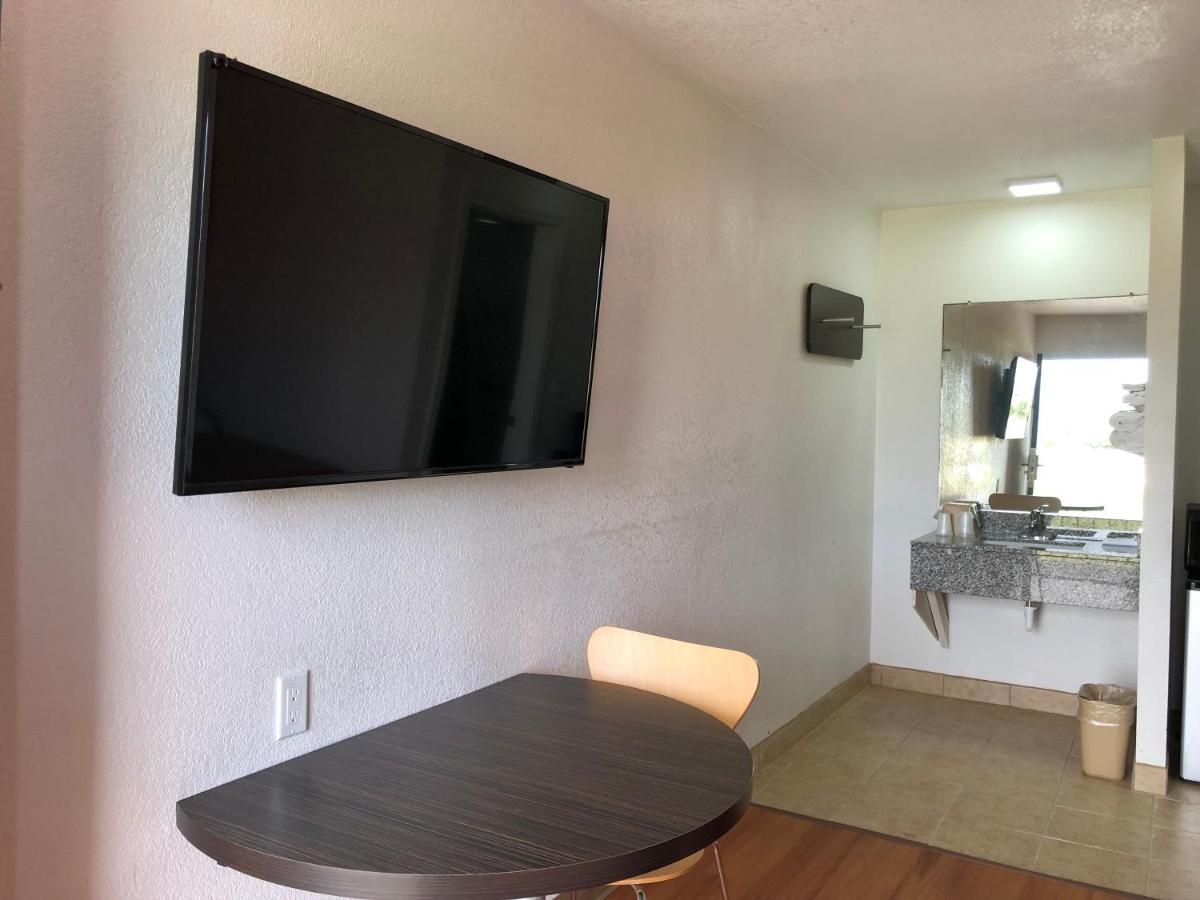 Motel 6-Clute, Tx Bagian luar foto